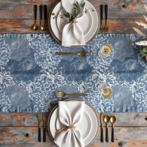 Aranżacja stołu z bieżnikiem, talerzami i złotymi sztućcami podkreślająca dekoracyjny charakter wzoru
