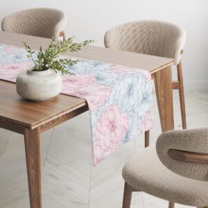 Widok bieżnika na drewnianym stole z perspektywy blatu i krzeseł