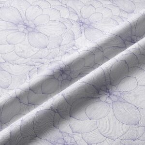 Zbliżenie na tkaninę bieżnika ukazujące rysunkowy wzór dużych kwiatów i precyzyjne linie