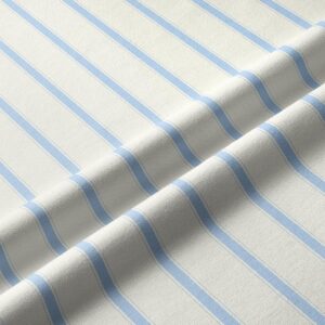 zbliżenie na fakturę tkaniny i delikatne błękitne paski