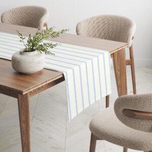 bieżnik na drewnianym stole z dekoracyjną donicą i kremowymi krzesłami