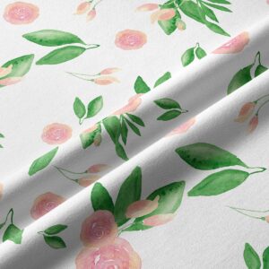 Zbliżenie na fakturę tkaniny i detal akwarelowego wzoru pastelowych różyczek