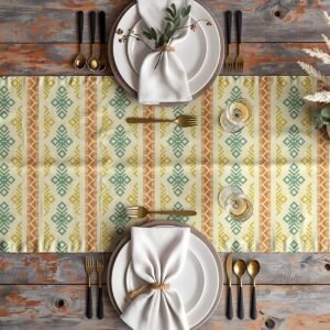 Stonowana aranżacja stołu z bieżnikiem, talerzami i złotymi sztućcami