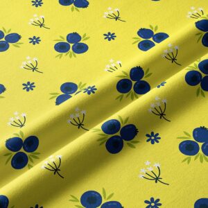 Zbliżenie na nadruk jagódek i fakturę tkaniny z granatowymi owocami