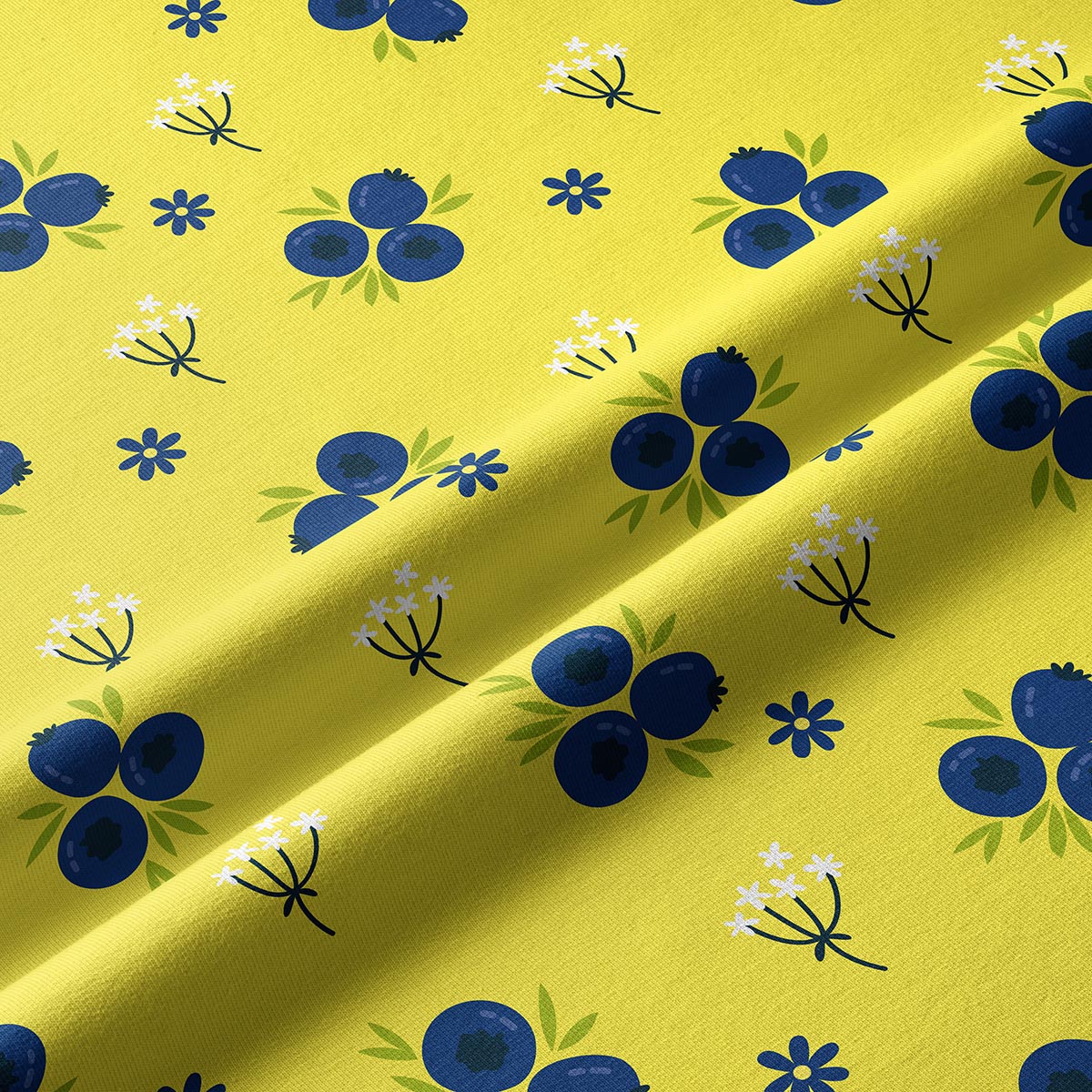 Zbliżenie na nadruk jagódek i fakturę tkaniny z granatowymi owocami