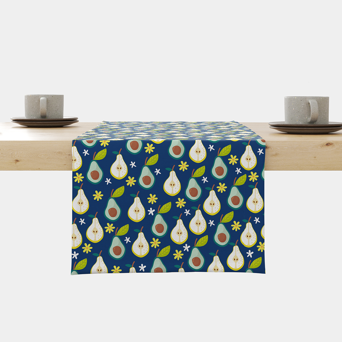 Bieżnik ułożony na stole z widokiem z przodu, wzór gruszek i awokado na granatowym tle