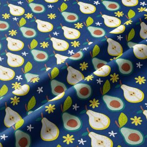 Zbliżenie na tkaninę bieżnika pokazujące szczegóły nadruku gruszek, awokado i drobnych kwiatków