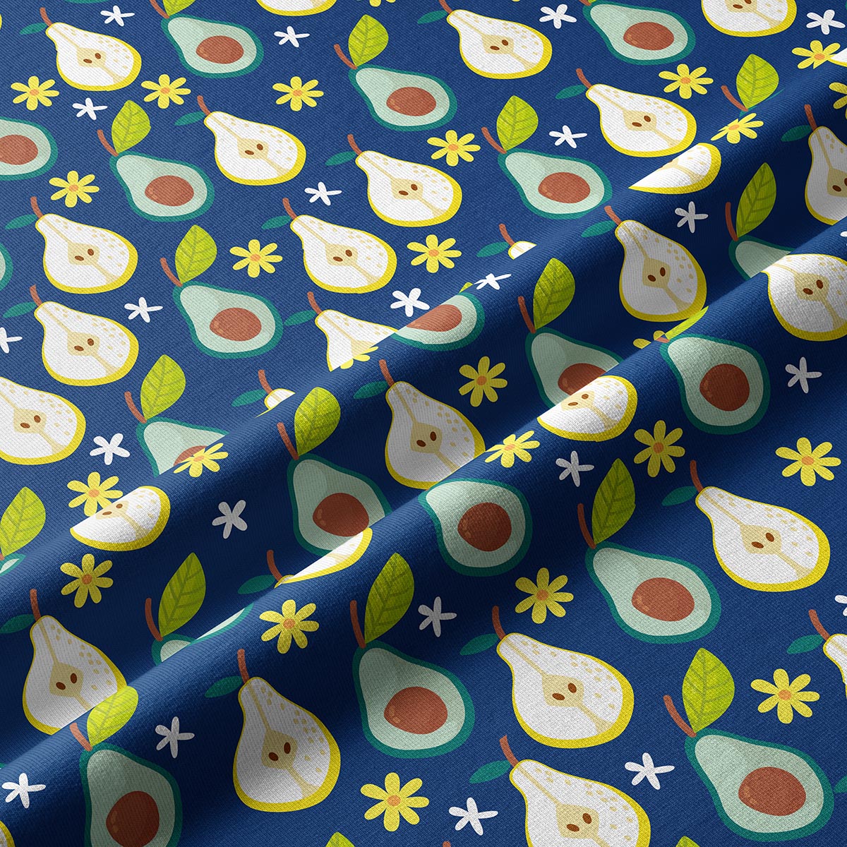 Zbliżenie na tkaninę bieżnika pokazujące szczegóły nadruku gruszek, awokado i drobnych kwiatków