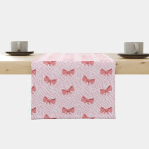 Bieżnik z różowymi kokardkami na delikatnym jasnym tle ułożony na stole