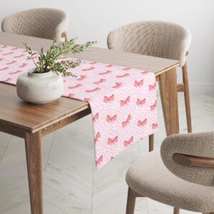 Bieżnik rozłożony na drewnianym stole widok z boku z krzesłami w tle