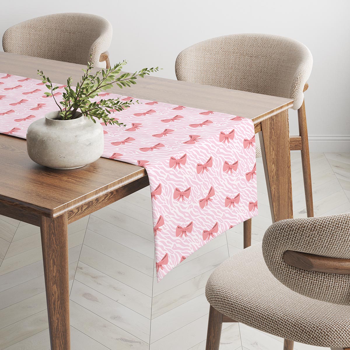 Bieżnik rozłożony na drewnianym stole widok z boku z krzesłami w tle