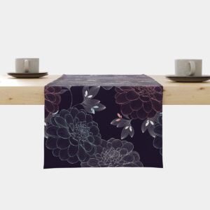 Bieżnik ułożony na stole z widocznym konturowym wzorem kwiatowym na granatowym tle