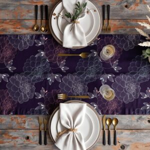 Aranżacja stołu z bieżnikiem, białe talerze i złote sztućce na ciemnym tle