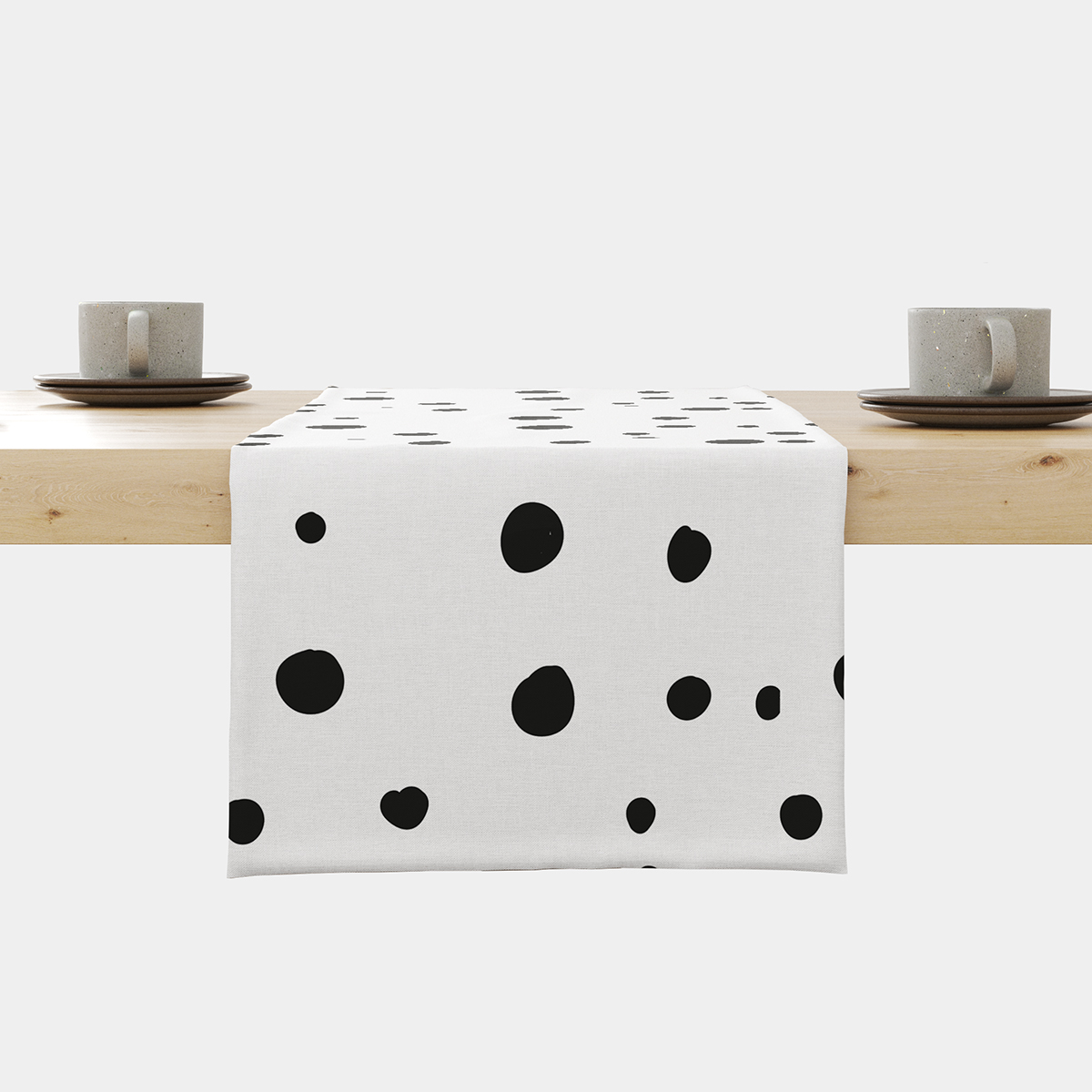 frontalne ujęcie bieżnika na stole z dużymi nieregularnymi czarnymi grochami