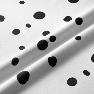 zbliżenie na tkaninę i nieregularne czarne kropki ukazujące strukturę materiału