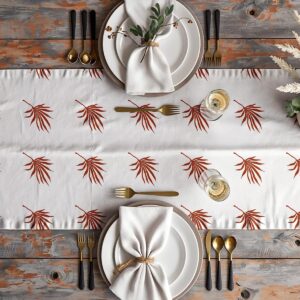 aranżacja stołu z bieżnikiem, białe talerze i złote sztućce
