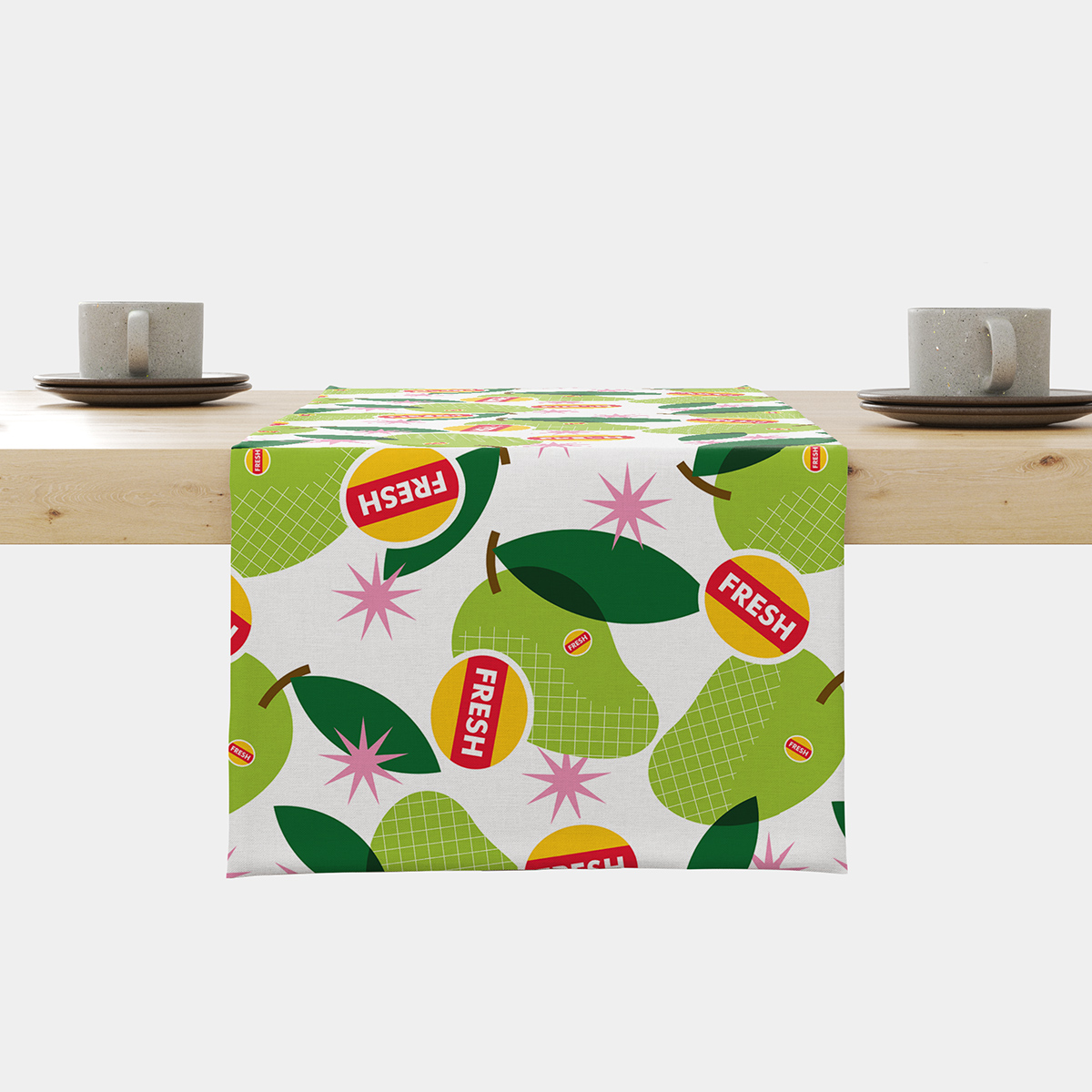 Bieżnik na drewnianym stole z motywem zielonych gruszek i różowych gwiazdek