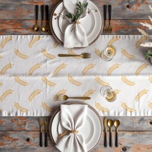 Aranżacja stołu z bieżnikiem, zastawą i złotymi sztućcami