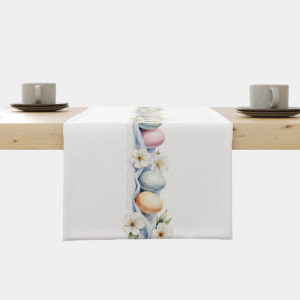 biały bieżnik z pasem pastelowych pisanek i delikatnych białych kwiatów ułożony na drewnianym stole