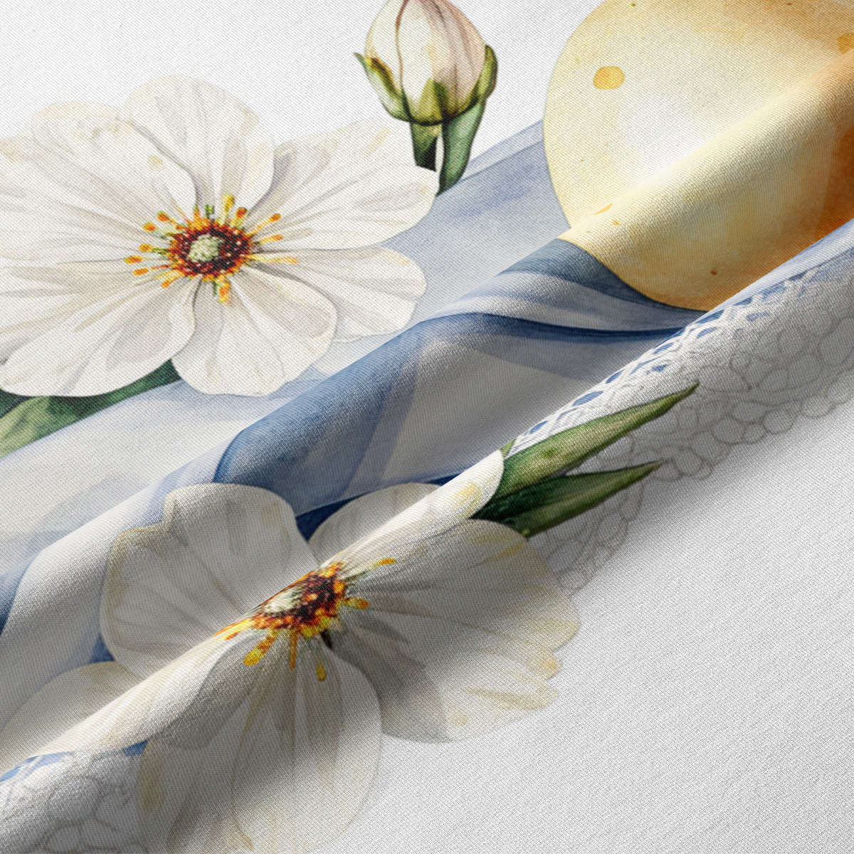 zbliżenie na nadruk pisanek, kwiatów i subtelnej koronki na plamoodpornej tkaninie bieżnika