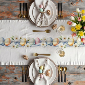 aranżacja stołu ze świątecznym bieżnikiem, talerzami, sztućcami i wiosennym bukietem