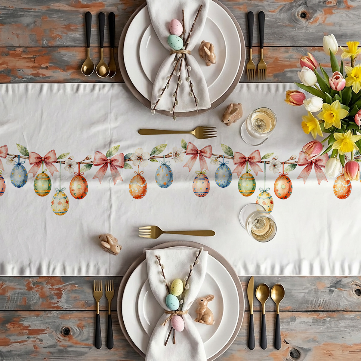 Aranżacja stołu ze świątecznym bieżnikiem, talerze, bukiet tulipanów i dekoracje