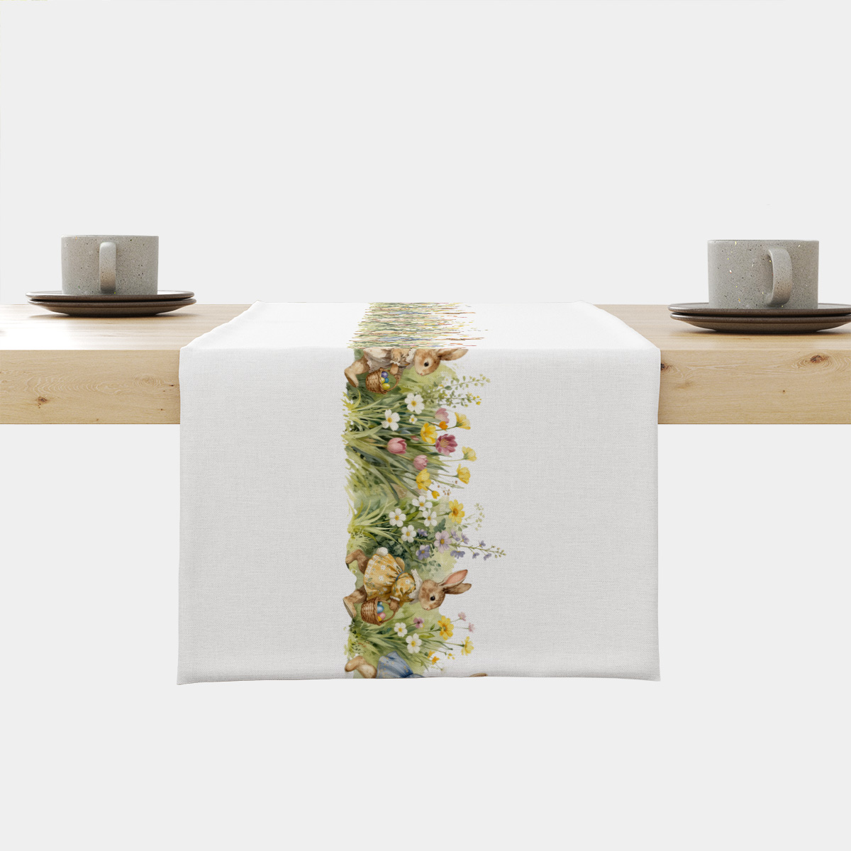 biały bieżnik z pionowym pasem łąkowych kwiatów i maszerujących zajączków rozłożony na drewnianym stole