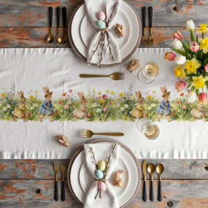 aranżacja stołu z bieżnikiem, talerzami, pastelowymi jajkami i bukietem tulipanów tworząca świąteczną stylizację