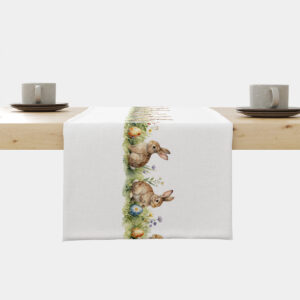 biały bieżnik z motywem zajączków i kolorowych pisanek ułożony na drewnianym stole