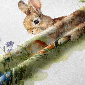 zbliżenie na nadruk przedstawiający zajączka i pisankę z widoczną teksturą tkaniny