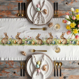 aranżacja stołu ze świątecznym bieżnikiem, talerzami, sztućcami i bukietem wiosennych kwiatów