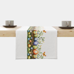 Bieżnik rozłożony na stole z motywem pisanek w gniazdkach i motylkami widok z góry