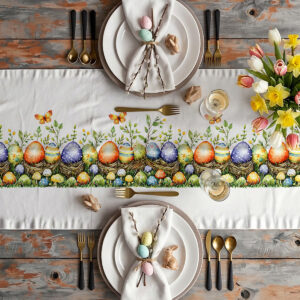 Aranżacja stołu ze świątecznym bieżnikiem, talerze, sztućce i wiosenne kwiaty