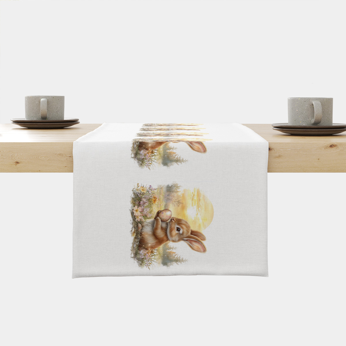 Bieżnik rozłożony na stole z powtarzającym się wzorem zajączka trzymającego pisankę