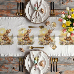 Stylizowany stół z talerzami, sztućcami i bieżnikiem z motywem zajączków oraz bukietem tulipanów