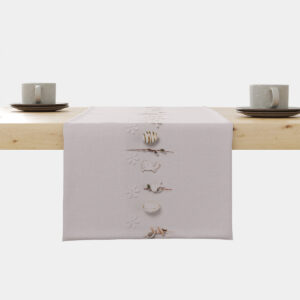 Bieżnik ułożony na stole z pionowym pasem zajączków i pisanek, główne ujęcie