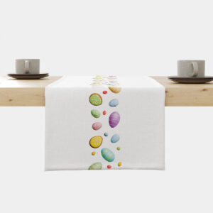 Bieżnik z pionowym pasem pastelowych pisanek i ciasteczek rozłożony na jasnym stole, widok frontalny