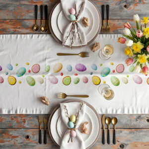 Aranżacja stołu ze świątecznym bieżnikiem, talerze, sztućce i bukiet tulipanów