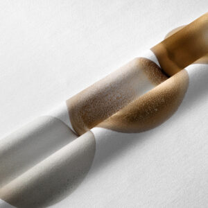 Zbliżenie na fakturę tkaniny i złocisty nadruk pojedynczego jaja