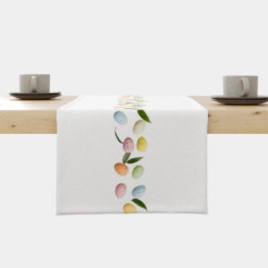 Bieżnik z centralnym pasem pastelowych pisanek i listków ułożony na jasnym stole