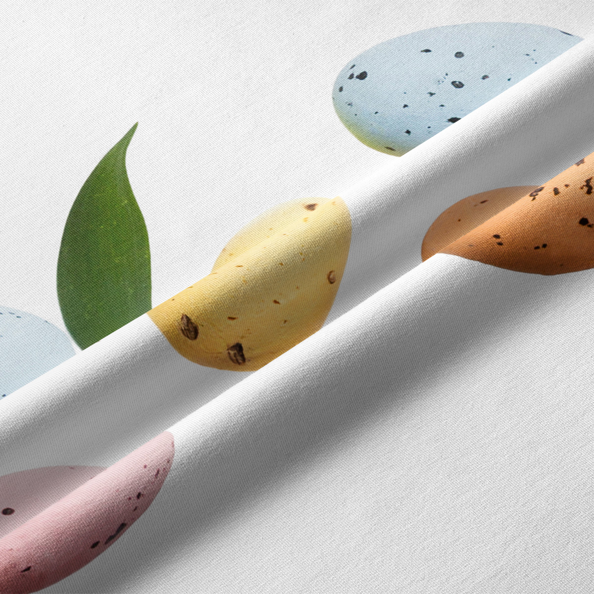 Zbliżenie na delikatny druk pisanek i liści na miękkiej białej tkaninie