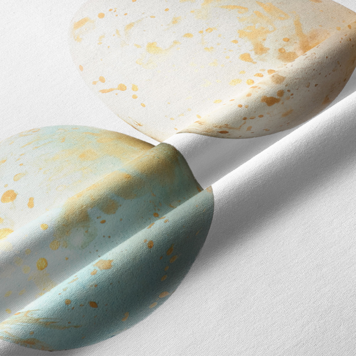 zbliżenie na tkaninę z pastelowym jajkiem i złotymi plamkami pokazujące fakturę materiału