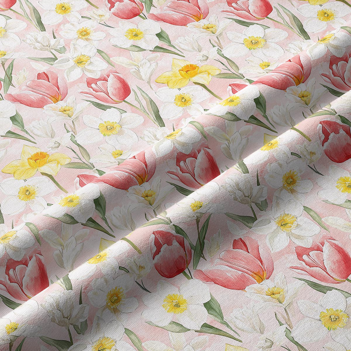 Zbliżenie na fakturę tkaniny i detale nadruku z różowymi tulipanami i żółtymi żonkilami