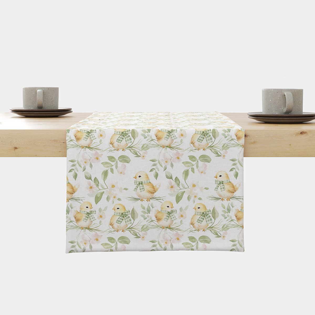 Bieżnik na stole z nadrukiem kurczaczków i listków, ujęcie frontalne