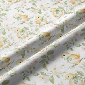 Zbliżenie na fakturę tkaniny i szczegóły akwarelowego wzoru kurczaczków