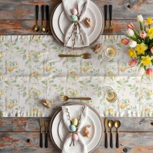 Aranżacja stołu z bieżnikiem w wielkanocnym wystroju, widok z góry na zastawę