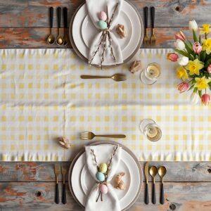 Aranżacja świąteczna z bieżnikiem, talerzami, pisankami i bukietem tulipanów