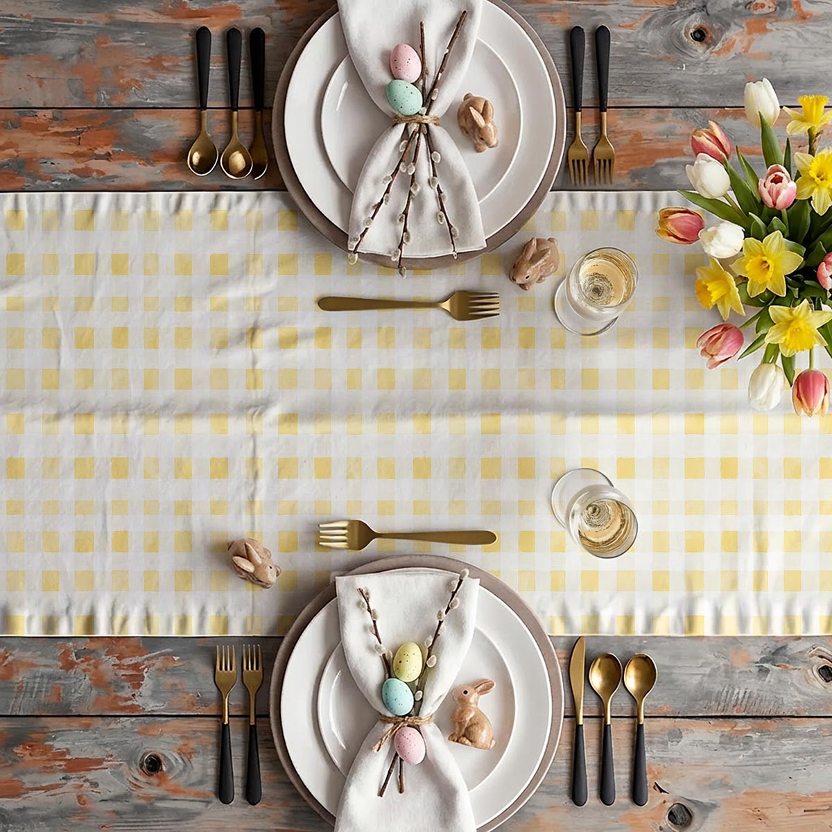 Aranżacja świąteczna z bieżnikiem, talerzami, pisankami i bukietem tulipanów