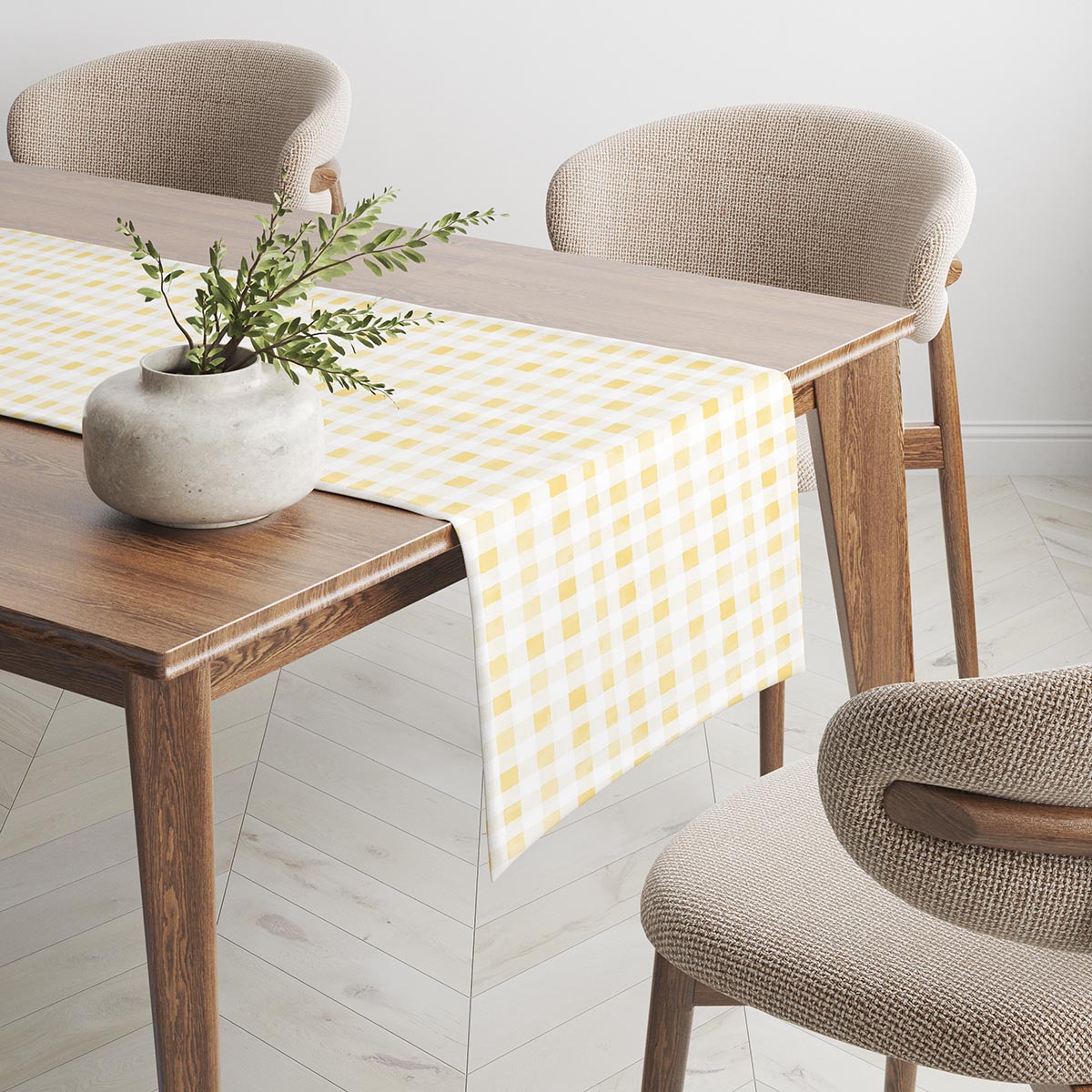 Bieżnik na drewnianym stole widok z boku z donicą i krzesłami w tle