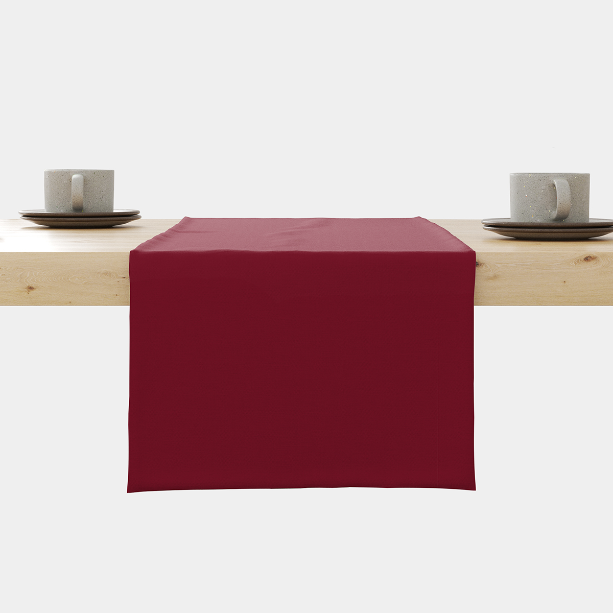 Bordowy bieżnik rozłożony na stole z dwiema filiżankami, główne ujęcie produktu